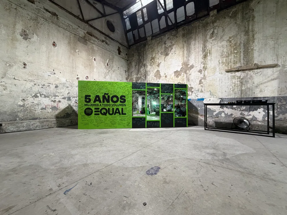 Instalación de arte y activación de marca en muros industriales auténticos