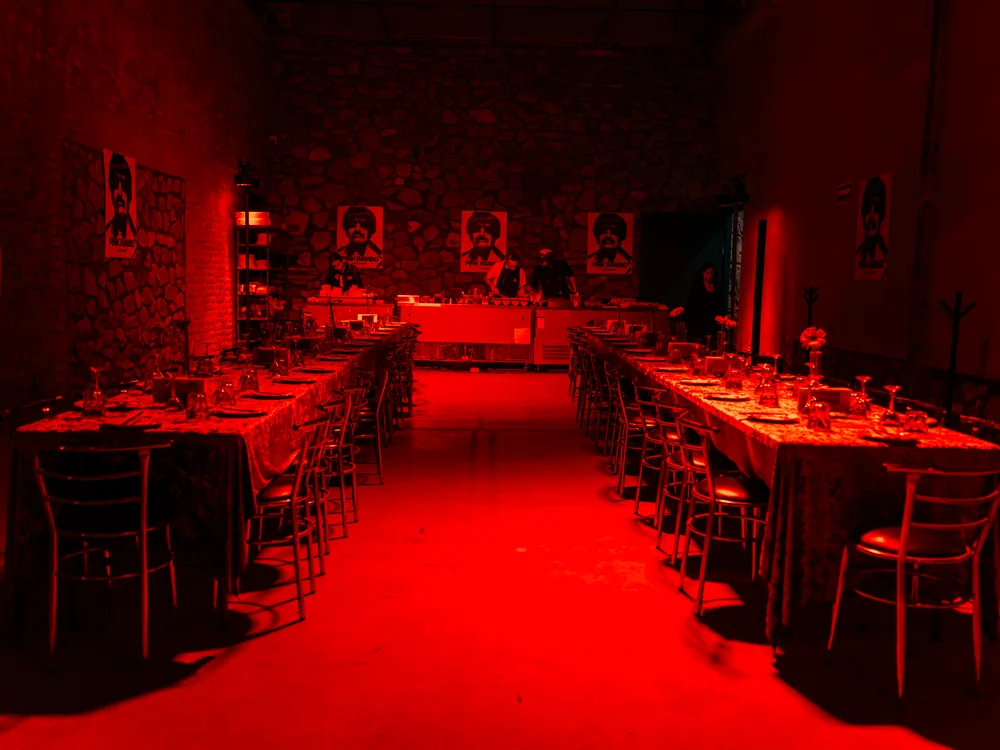 Montaje de banquete y cena de gala con iluminación ambiental en La Maravilla Studios