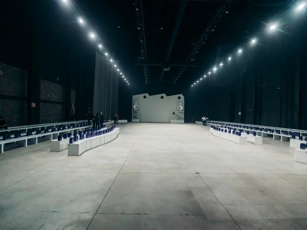Gran formato y perspectiva de montaje de pasarela en Foro E La Maravilla Studios