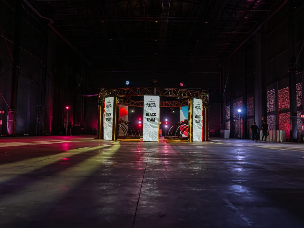 Lanzamiento de marca Adidas con estructura de iluminación y pantallas en Foro E