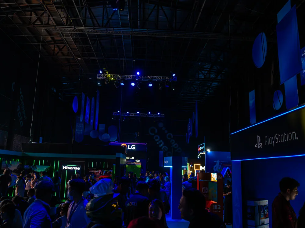 Expo y convención comercial con stands de PlayStation, LG y Hisense en La Maravilla Studios