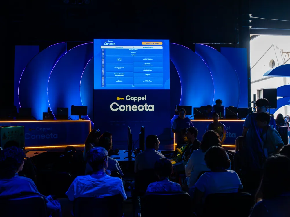 Plenaria y escenario corporativo Coppel Conecta en nave industrial de La Maravilla