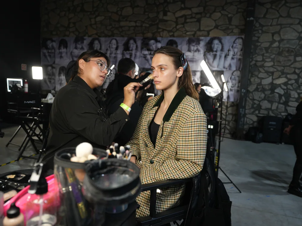 Área de camerinos y backstage de moda MAC en muros de piedra de La Maravilla