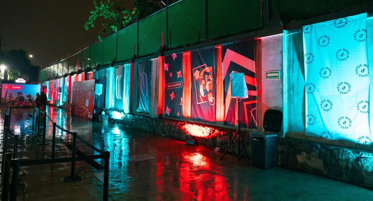 Activación corporativa con pantallas gigantes en CDMX