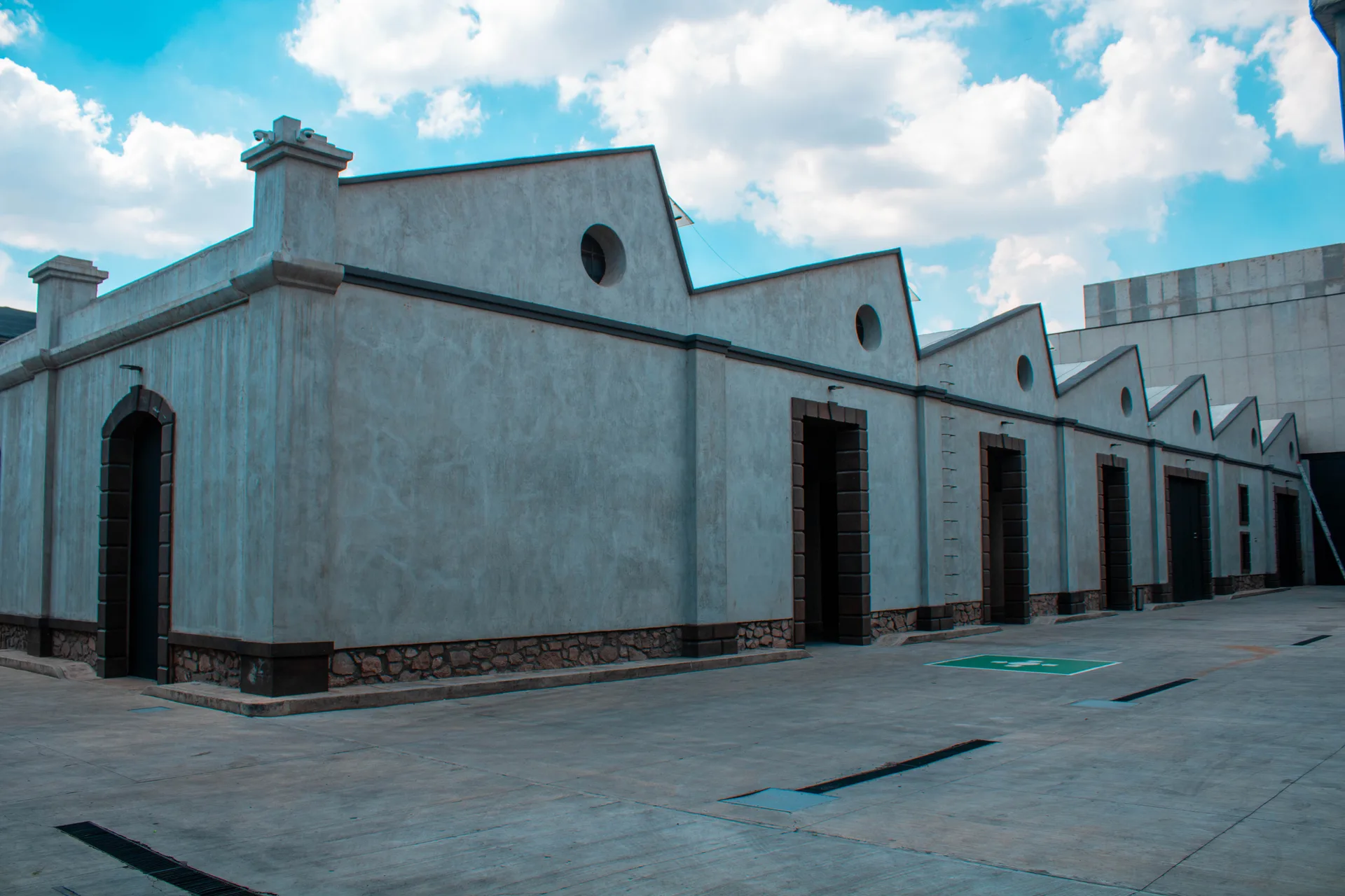 Fachada emblemática con techumbre en diente de sierra - La Maravilla Studios
