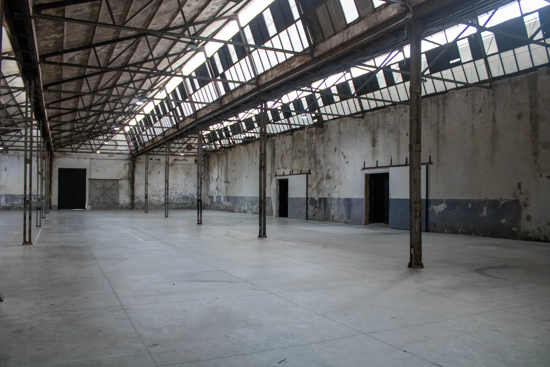 Perspectiva de techumbre y cerchas industriales - La Maravilla Studios